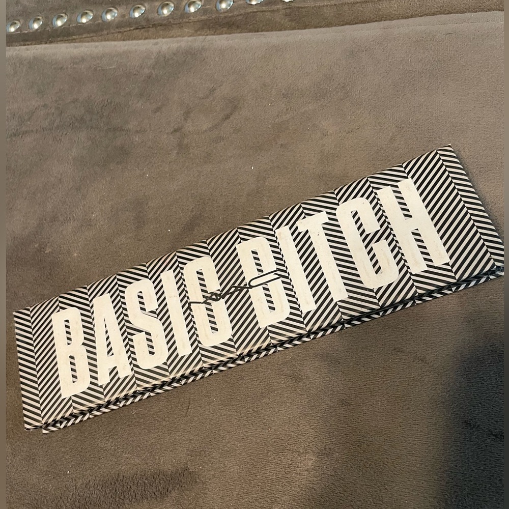 MAC Basic B*tch eyeshadow palette